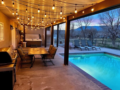 Zion Family Retreat, Heated Pool, Hot Tub, Game Room, Sleeps 20+
