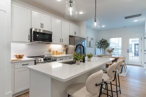 Mikrobølgeovn, ovn, kokeplater og oppvaskmaskin