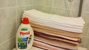 Departamento (Apartment Tonco Baška Voda With Sea ) | Baño | Regadera y toallas