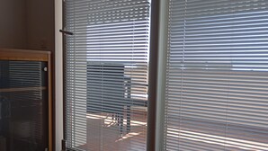 Ein Zimmer mit einer Schiebeglastür, die auf eine Außenpatio führt.