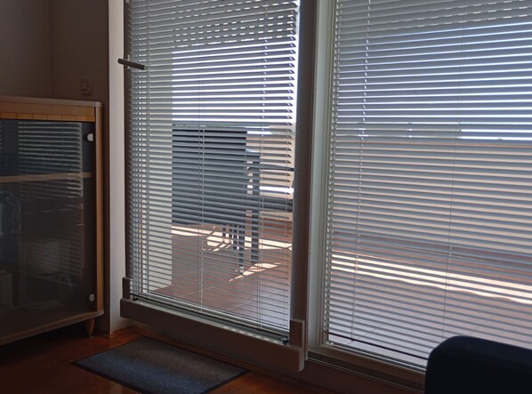 A room with a sliding glass door leading to an outdoor patio area. - Apartment Tonco Baška Voda (Baska Voda)