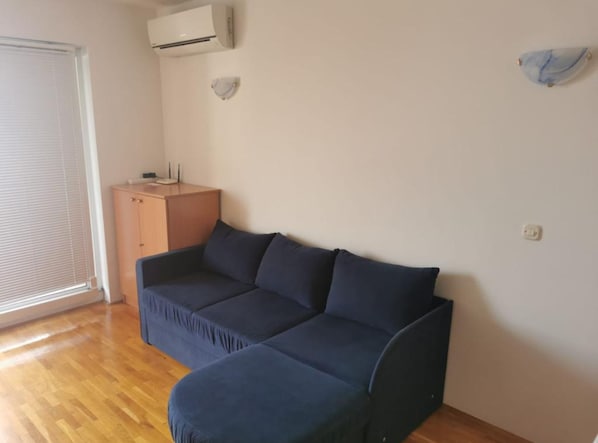 Departamento (Apartment Tonco Baška Voda With Sea ) | Sala de estar | Televisión de pantalla plana de 32 pulgadas con canales vía satélite