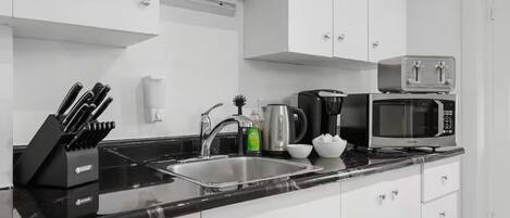 Een koelkast, een magnetron, een oven, een kookplaat