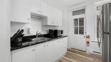 Micro-ondes, four, plaque de cuisson, serviettes en papier