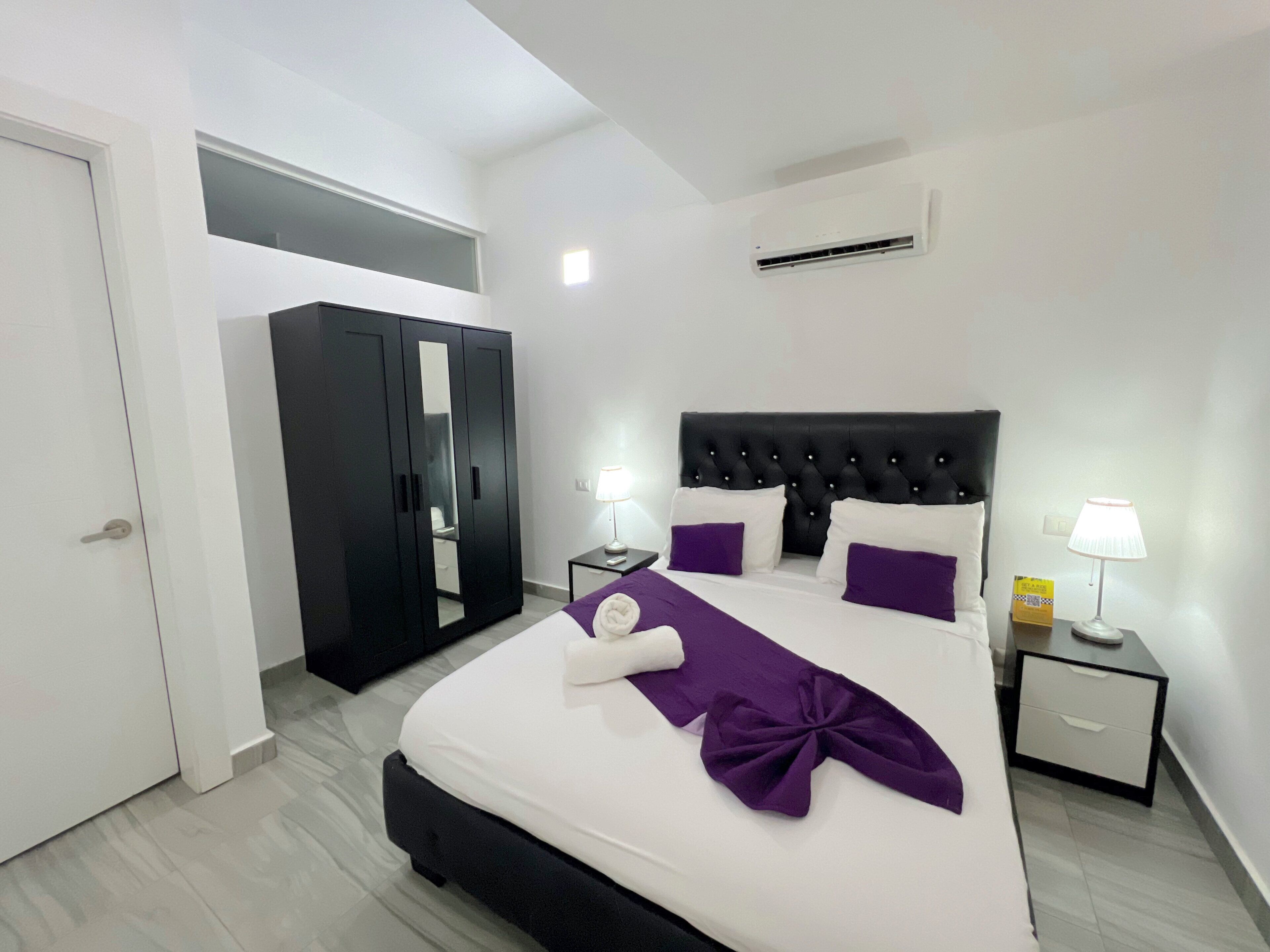 Juniorsvit | Värdeförvaringsskåp på rummet, individuell inredning och unika möbler