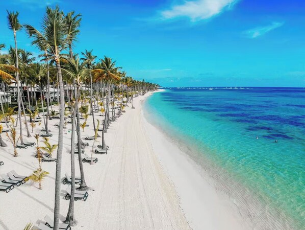 Playa privada, playa de arena blanca y camas de playa (con cargo) 