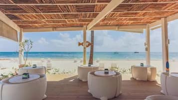 Aan een privéstrand, wit zand, strandhuisjes (toeslag)