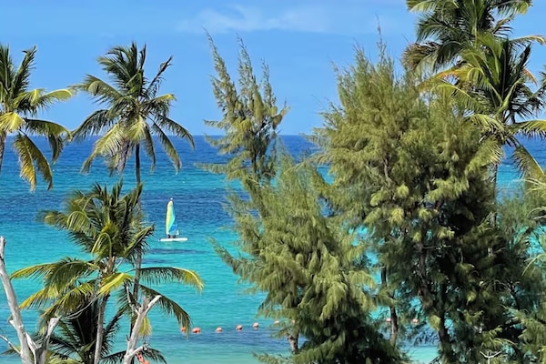 Praia particular, areia branca, barracas de praia (sobretaxa)