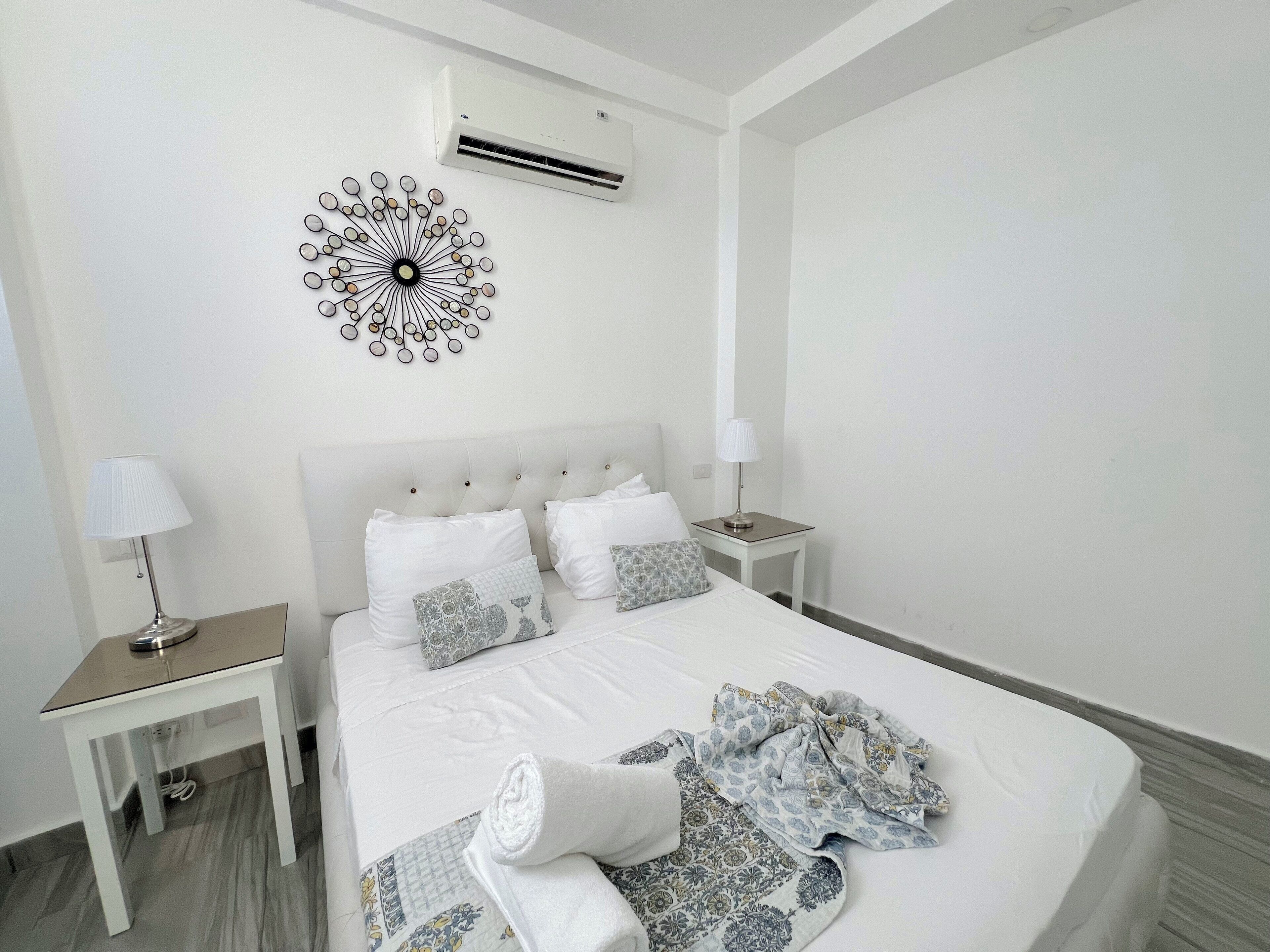 Studio - utsikt mot staden | Värdeförvaringsskåp på rummet, individuell inredning och unika möbler