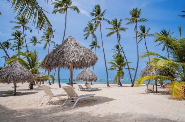 Privatstrand, weißer Sandstrand, Cabañas (gegen Gebühr)