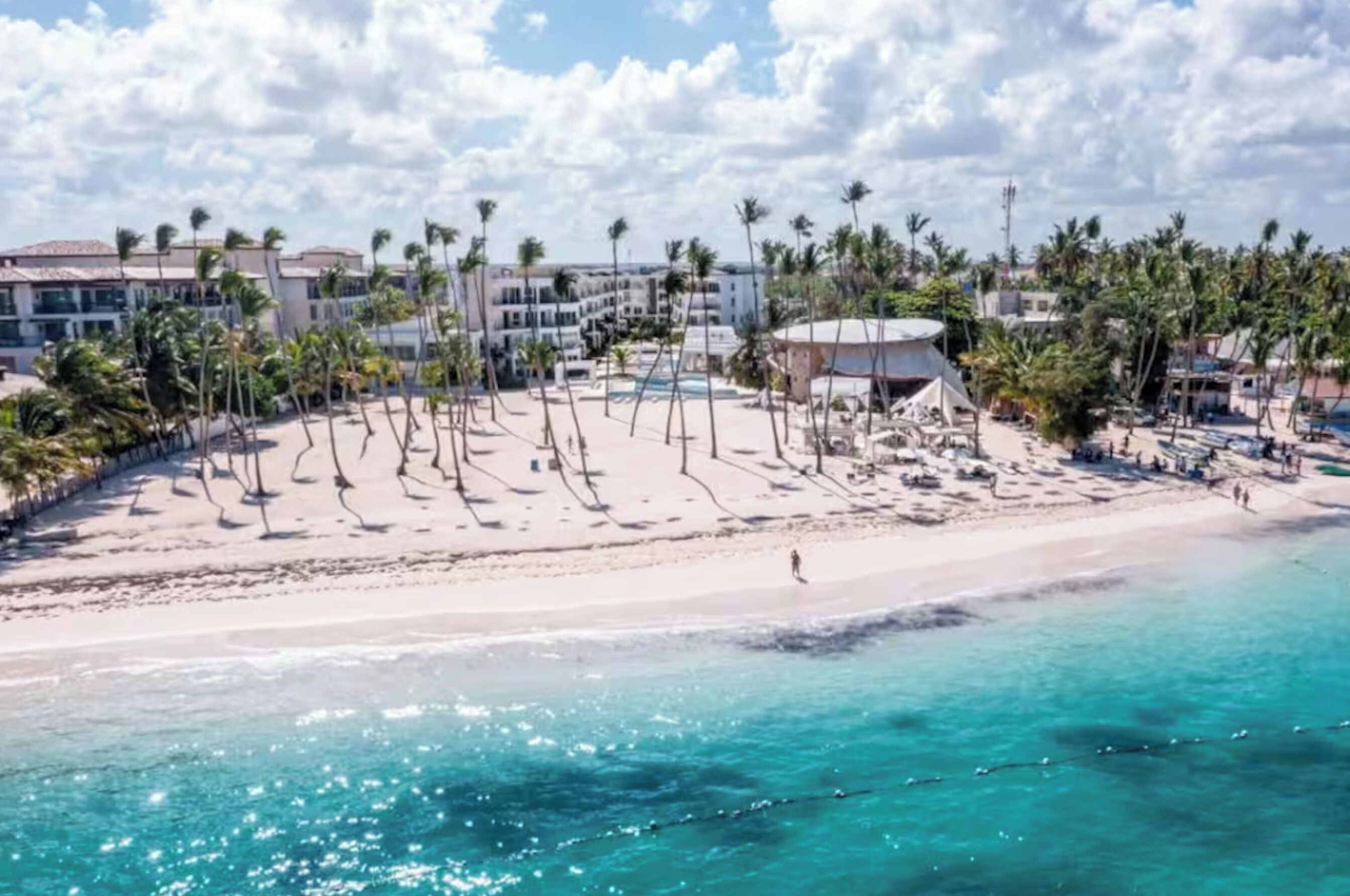 Playa privada, arena blanca, camas de playa, masajes en la playa
