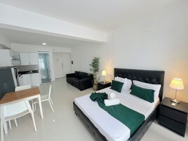 Suite, City View | In-room safe, individually decorated, individually furnished