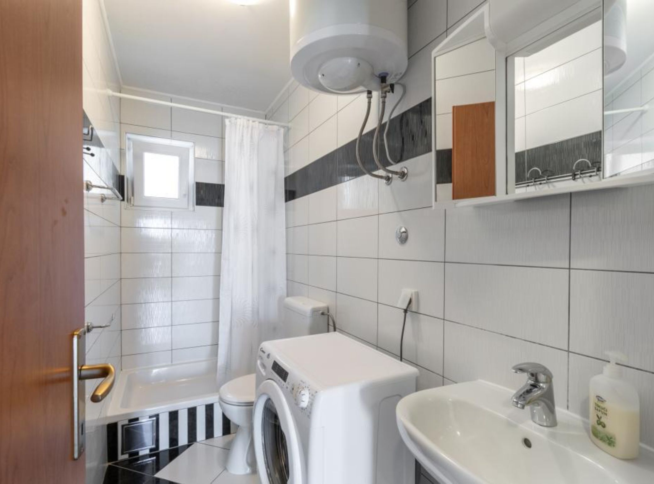 Apartment (Three Bedroom Apartment with Terrace) | Bathroom | Shower, towels