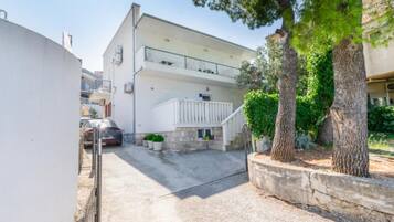 Apartment (Three Bedroom Apartment with Terrace) | Exterior