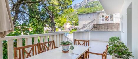 公寓 (Three Bedroom Apartment with Terrace) | 阳台