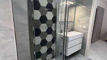 Dusche, kostenlose Toilettenartikel, Haartrockner, Bademäntel