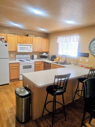 Spacious 4-bedroom house in charming Northglenn with AC and Heat