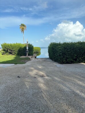 Property grounds - Charming Florida Keys townhome with boat slip in Tavernier 3 bedrooms available (Tavernier)