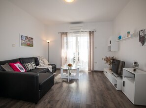 公寓 (One Bedroom Apartment With Balcony An) | 客廳