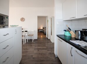 아파트 (One Bedroom Apartment With Balcony An) | 전용 주방 | 냉장고