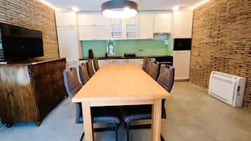 House (Private Oasis with Pool) | Dining room