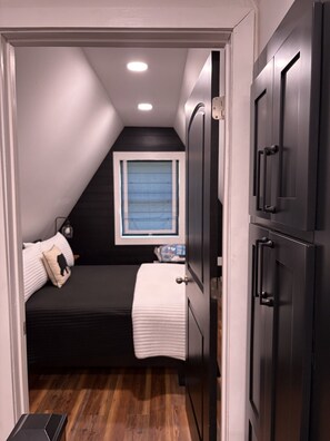 3 bedrooms, WiFi, bed sheets - Your own cabin in Southern WV on 65 acres of private property, (Beeson)