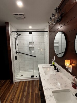 Dusche, Handtücher, Seife, Toilettenpapier