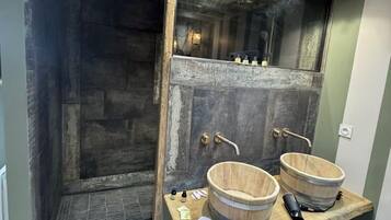 Regadera, secadora de cabello, toallas, jabón