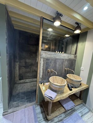 Dusch, hårtork, handdukar och tvål