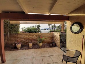 Terrace/patio - 2-bedroom condo in beautiful Palm Springs no car needed (Palm Springs)