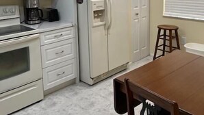 コーヒー / ティーメーカー、冷蔵庫、電子レンジ、オーブン