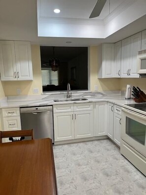 Fridge, microwave, oven, stovetop - Pinehollow - ground floor unit close to pool (Englewood)