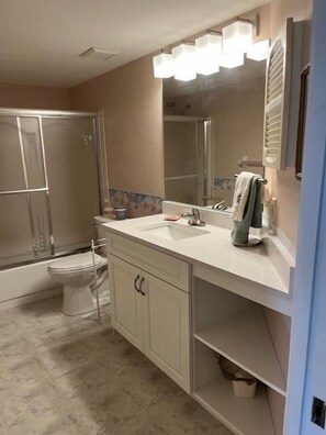 Shower, hair dryer, towels - Pinehollow - ground floor unit close to pool (Englewood)