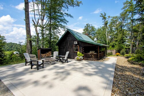 Cozy Amish Country Cabin with Jacuzzi & Firepit Retreat