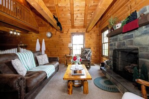 Living area - Cozy Amish Country Cabin with Jacuzzi & Firepit Retreat (Millersburg)