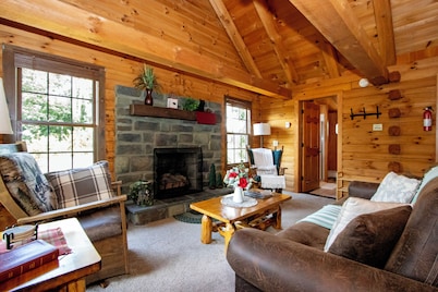 Cozy Amish Country Cabin with Jacuzzi & Firepit Retreat