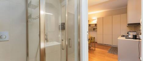 Dusche, kostenlose Toilettenartikel, Haartrockner, Bidet