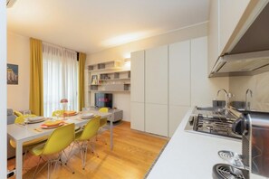 Een koelkast, een oven, een kookplaat, een waterkoker