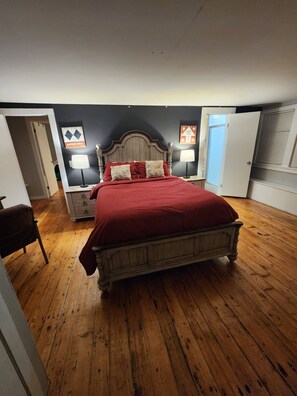 4 bedrooms, desk, iron/ironing board, free WiFi
