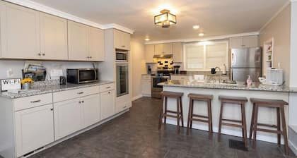 Killington Mountain Farmhouse-5 min to Skiing