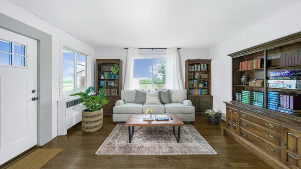 Una sala de estar con sofá, mesa de centro y estanterías.