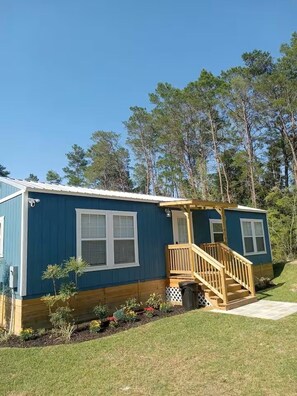 Exterior - Relax & Recharge: Bright 1-Bedroom Cottage in Freeport (Freeport)