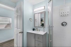 Shower, towels, soap, toilet paper - Relax & Recharge: Bright 1-Bedroom Cottage in Freeport (Freeport)