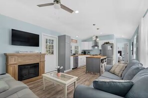 Living area - Relax & Recharge: Bright 1-Bedroom Cottage in Freeport (Freeport)