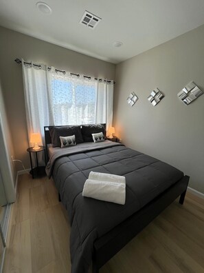 2 habitaciones, escritorio, tabla de planchar con plancha y wifi gratis