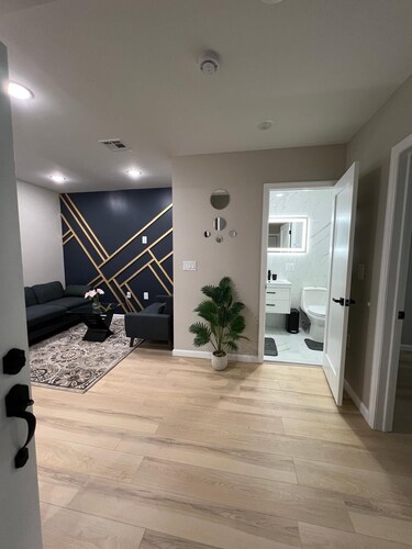 Modern 2BR + Office Near NYC W/ Parking - Sleeps 6