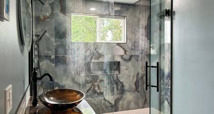 “Mtn Views & Hot Tub: Umpqua Valley Villa!”