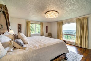 4 bedrooms, desk, iron/ironing board, travel cot - “Mtn Views & Hot Tub: Umpqua Valley Villa!” (Roseburg)
