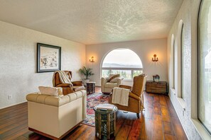 TV, fireplace, books, stereo - “Mtn Views & Hot Tub: Umpqua Valley Villa!” (Roseburg)