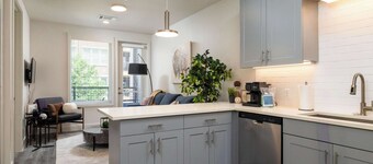 Riverfront Stay Downtown Views Queen Bed Free Parking